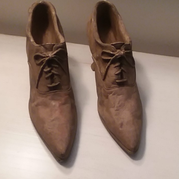 Adorable life-like pair of shoe planters - Picture 3 of 6